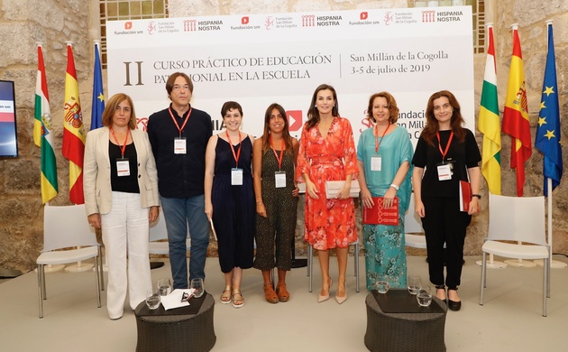 Fotografía de grupo de Su Majestad la Reina con los participantes en la mesa del seminario